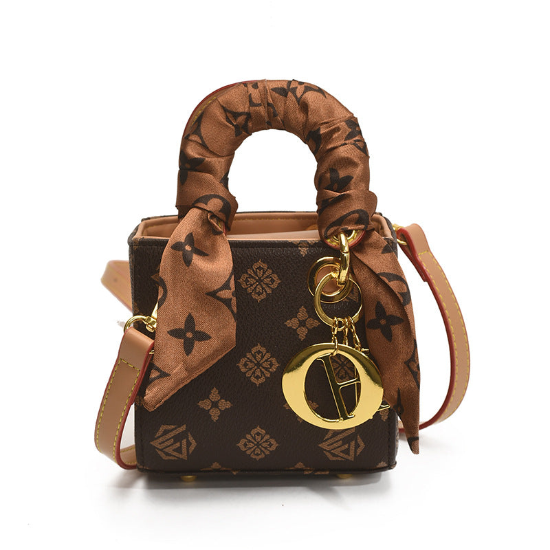 Stylish versatile shoulder bag 1025090510